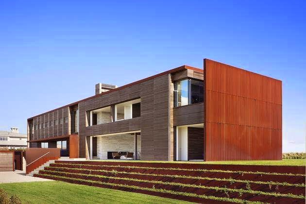 Sagaponak Sandwiched House Design Between A Freshwater Pond And The Atlantic Ocean