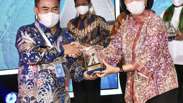 Bupati Aron, Menerima Penghargaan WTP dari Menteri Keuangan RI. Sri Mulyani Indrawati