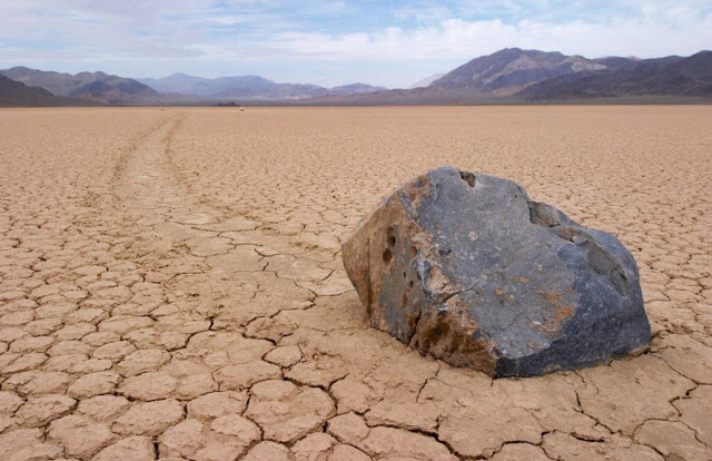 Движущиеся камни (англ. Sailing stones)