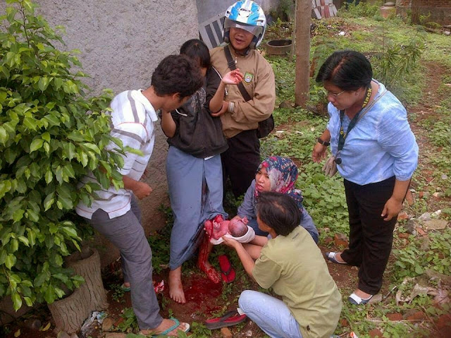 Pelajar Sekolah Indonesia Melahirkan Anak Dalam Kebun Dengan Masih Lengkap Berpakaian Seragam Sekolah.. 