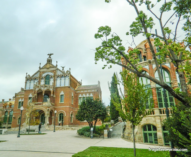 Jardins do Hospital de la Santa Creu i Sant Pau em Barcelona