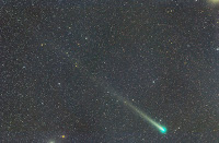 Fot. 4: kometa C/2021 A1 (Leonard) sfotografowana nad ranem 07.12.2021 r. z Haberl w Austrii. Widoczny warkocz na długości ponad 6 stopni kątowych. Nikon Z50 + Zeiss-Milvus 135 mm/f2.8; eksp. 5x60 sek. Credit: Michael Jaeger.