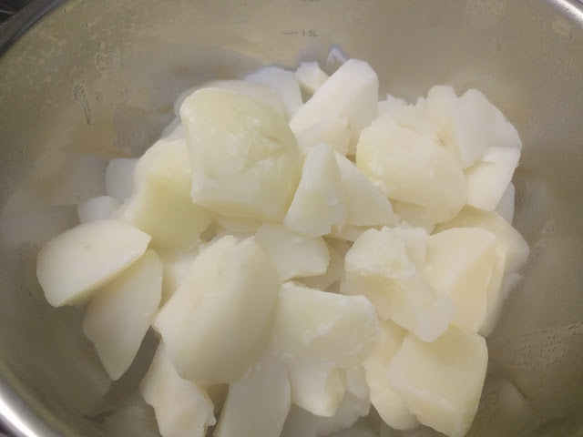 Boiled potatoes without the skin