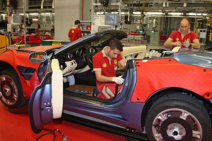 Yuk, Ngintip Proses Pembuatan Mobil Ferarri [ www.BlogApaAja.com ]