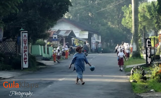 Suasana kesibukan masyarakat Desa Sima pada waktu pagi hari (Photo by falz))