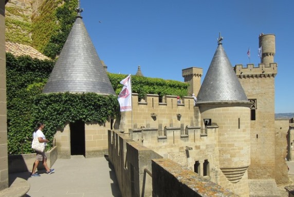 Castillo de Olite - Palacio de los Reyes de Navarra Castillo-olite-paseo-de-ronda-almenas