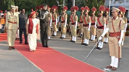 राज्यपाल ने पुलिस ग्राउंड में किया ध्वजारोहण और प्रदेशवासियों को दी शुभकामनाएं 