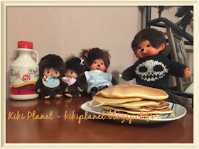 Monchhichi goûte les spécialités du Canada - sirop d'érable - Quebec - Montreal pancake