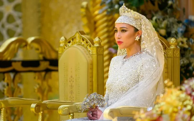 Princess Azemah Ni’matul Bolkiah wore a wedding gown and diamond tiara. Sultan Hassanal Bolkiah and Prince Haji Jefri