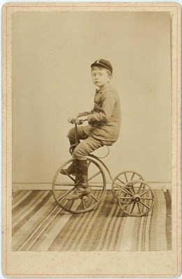 Foto van jongen op driewieler, periode 1880-1920