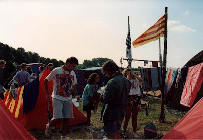 Jo, d'esquenes i amb la camisa verda, al ampament d'escoltes a Holanda l'estiu de 1992 