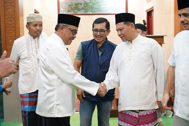 Sekda Batam Salat Isya dan Tarawih Berjamaah di Masjid Bukit Indah Sukajadi