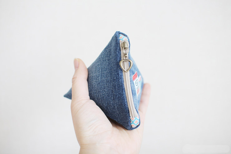 Make an easy denim triangle pouch. DIY tutorial in pictures.