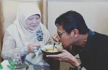 Pesawat Delay, Gubernur Irwan Unggah Foto "Makan Mie Rebus Sepiring Berdua Dengan Istri"