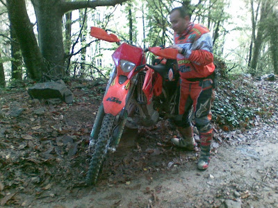 Marcos levantando la moto