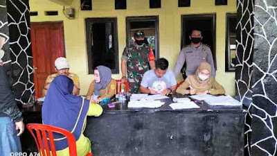 Babinsa Desa Karacak Serma Iip Nurhidayat giat Waspam Penyaluran BLT.