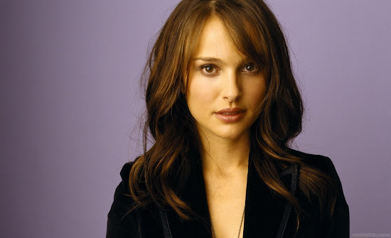 Natalie Portman Glamorous Model Wallpaper-01