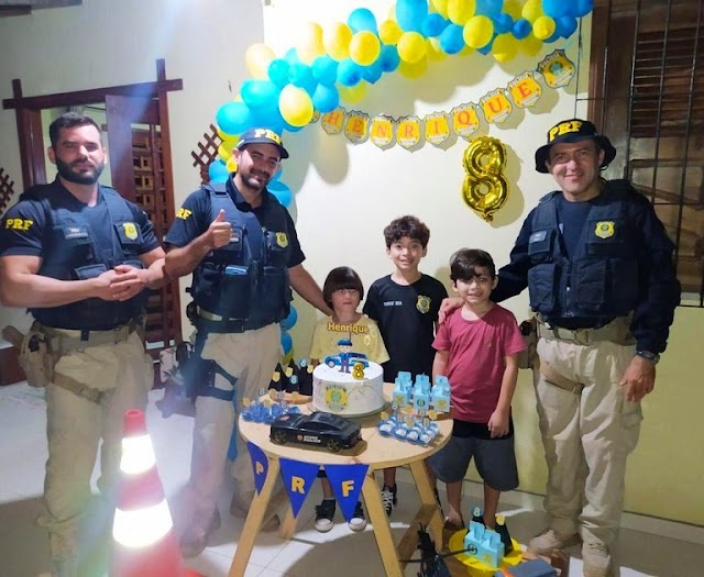 Policiais rodoviários federais surpreendem criança durante aniversário em Parnaíba