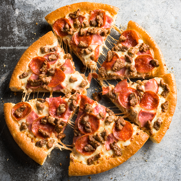 makanan yang cocok untuk reuni adalah pizza HUT meat lover