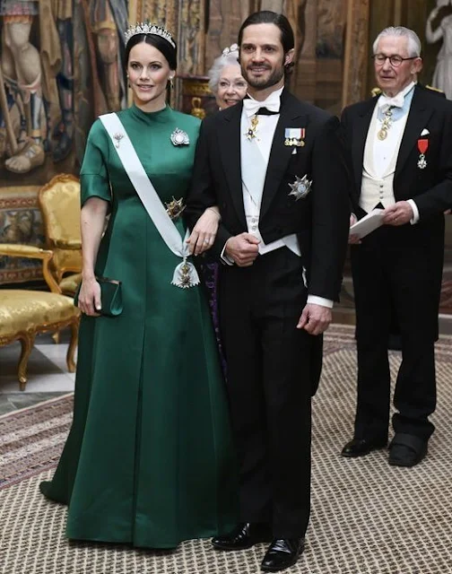 Crown Princess Victoria, Prince Daniel, Prince Carl Philip, Princess Sofia and Princess Christina. Diamond tiara. Blue, red and green dress