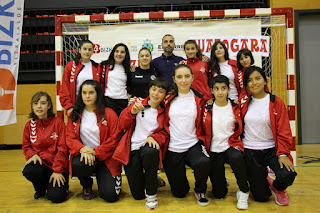 El Club Balonmano Zuazo presenta al centenar de integrantes de sus equipos 