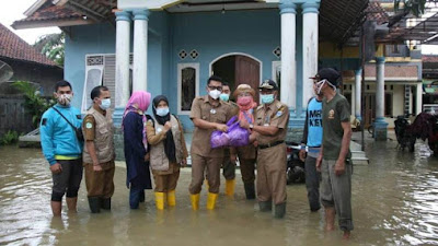 Wakil Bupati Pandeglang Beri Bantuan Logistik untuk Korban Banjir