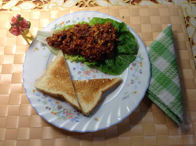 Fried corned beef with bread