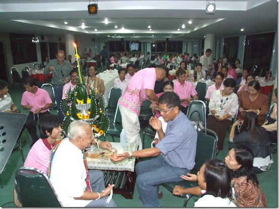 ผูกแขนข้าราชการเกษียณ