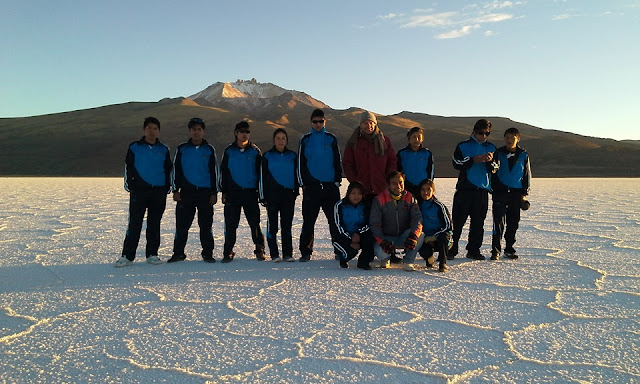 Gruppenbild auf dem Salar de Uyuni Blick auf den Vulkan Tunupa