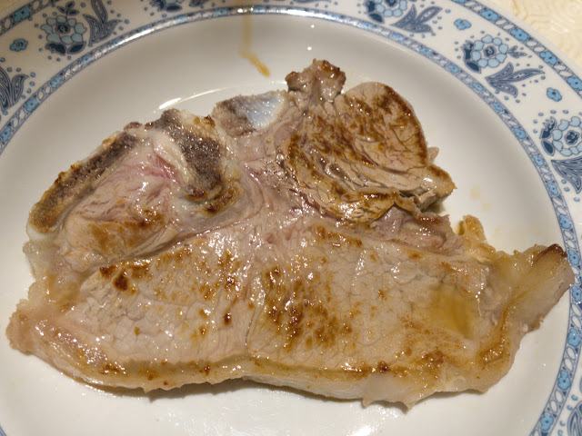 イタリア産の骨付き仔牛肉のステーキ