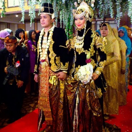  Gaun  Pernikahan  Muslimah Terindah Ala Oki  Setiana Dewi