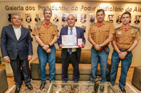 Desembargador Fernando Tourinho recebe Medalha do Mérito Bombeiro Militar do CBMAL