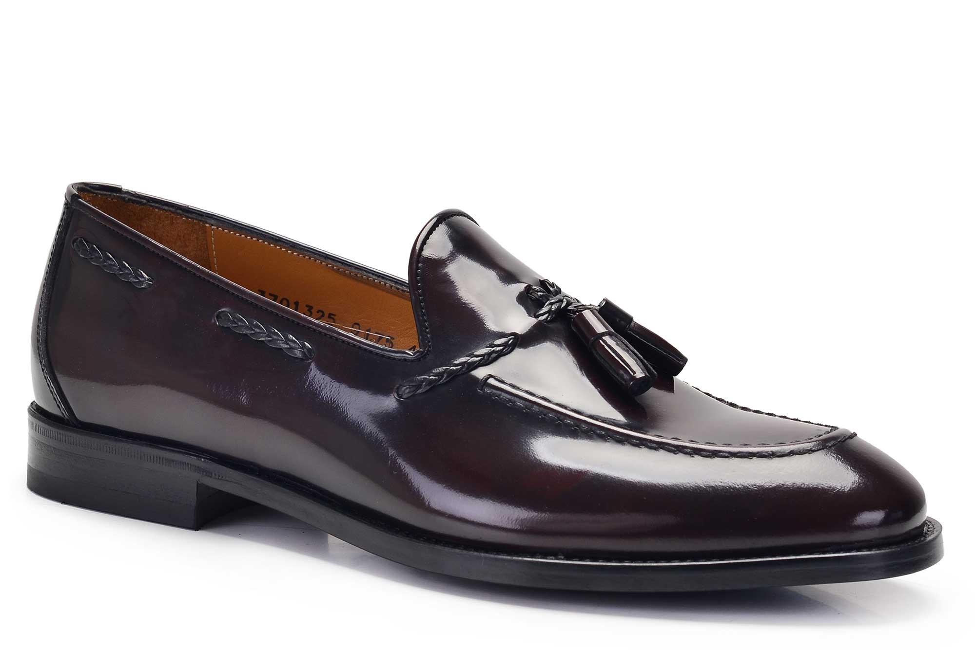 Bu hafta yeni bir şeyler giyelim: Püsküllü bordo loafer