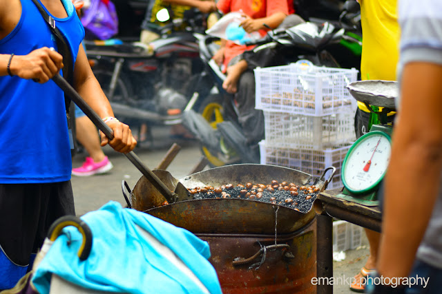 CHINATOWN PHOTOWALK 2016: Man preparing castanas