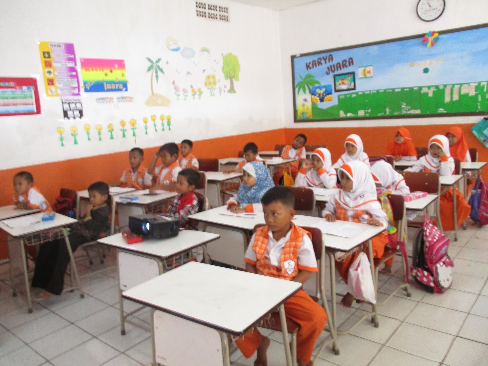 CILEGON Pada hari Kamis 10 03 siswa siswi kelas 1 SD Juara Cilegon sedang belajar mengenal nama buah buahan dalam bahasa Inggris Sebelumnya wali kelas