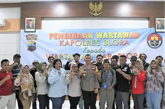 Foto bersama para wartawan bersama Wakapolres Blora setelah acara pembinaan