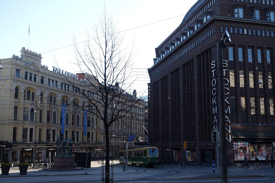 3人の鍛冶屋（Kolme seppää）の銅像とストックマン百貨店（Stockmann）