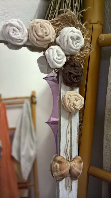 Cornice specchio, specchiera shabby chic con rose di stoffa e juta e decorazioni di pigna