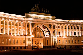 Saint Pétersbourg Etat-Major (arche) en face du Palais d'Hiver la nuit