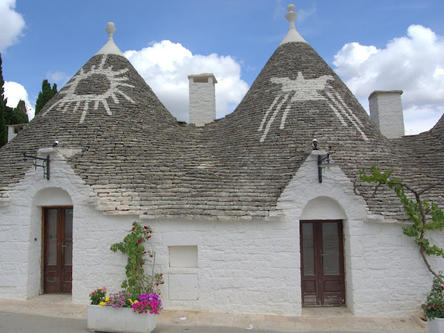 znaki na dachach domków Alberobello