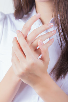 Mujer mostrando sus manos cuidadas y con uñas cortas