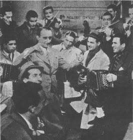 Juan D'Arienzo (centro) con su orquesta