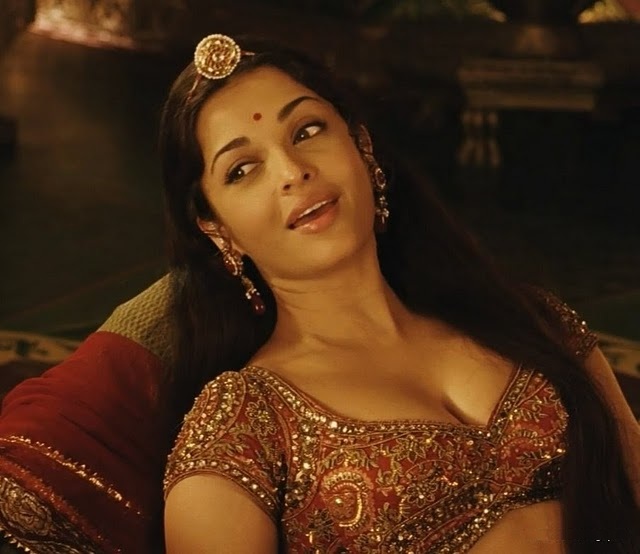 Aishwarya Rai jodha akber cleavage