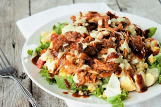 <img src="pollo-con-ensalada.jpg" alt="es el menú ideal para el tercer nivel de la dieta Atkins">