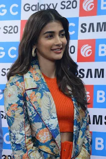 Actress Pooja Hegde Stills Launches Samsung S20 at BigC Mobiles