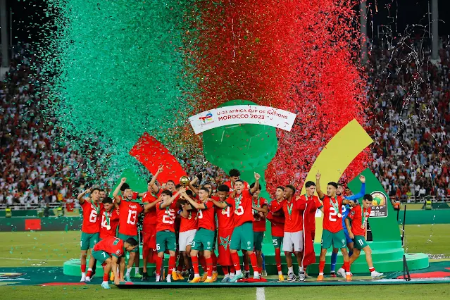 Equipe do Marrocos comemora o título da competição