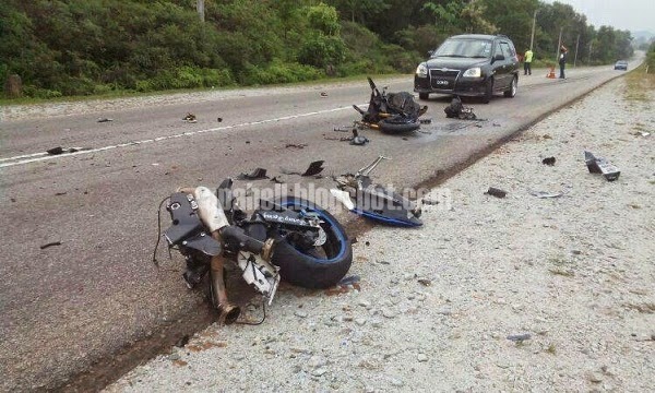 Superbike Hancur Langgar Belakang Lori di Jalan Kuantan 