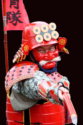 Un samouraï rouge dans un défilé à Kamakura