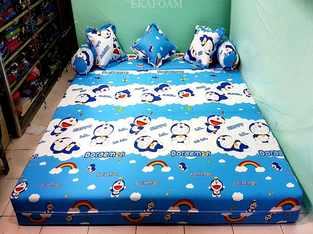 Sofa bed inoac motif NEW DORAEMON saat difungsikan sebagai kasur