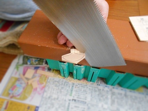 52、帆船模型日本丸を作る・舵輪部の部品作り。ノコギリで切っている様子です。
